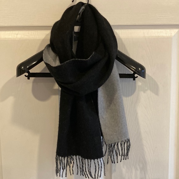 Nordstrom NWOTcashmere & wool blend two-tone gray and black scarf. - Picture 2 of 5